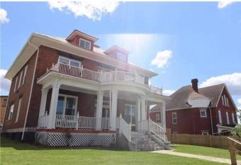 Beautiful Mansion in the city allows 18 year olds to book a room