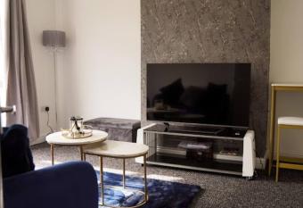 Home in Speke- 8 mins walk to airport has Balcony rooms