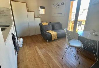 Superbe studio en plein centre allows 18 year olds to book a room