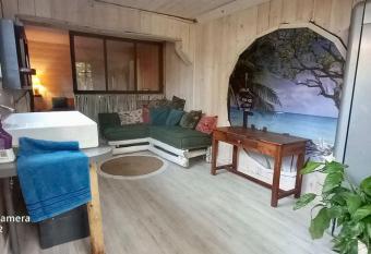 Studio au bord du Canal + ponton pour bateau has Balcony rooms