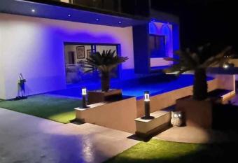 Chambre de luxe, spa, piscine, entre mer et montagne has rooms with a private hot tub