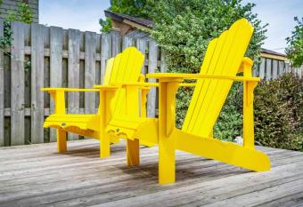 Yellow Cardinal Lake Cottage has rooms with a private hot tub