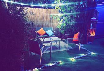 La Casa De Rosas has rooms with a private hot tub