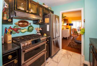 4 Periwinkle Ct has Balcony rooms