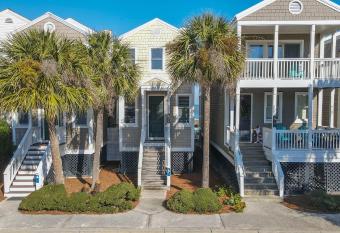 708 Ocean Cottage has Balcony rooms