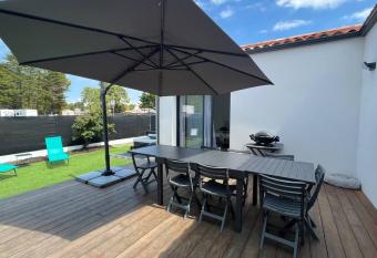 Maison avec jacuzzi    700 m  tres de la mer has rooms with a private hot tub