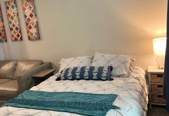 Cozy Casita with private entrance allows 18 year olds to book a room