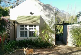 30 Oak Street has Balcony rooms