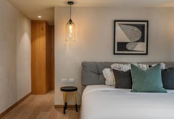 Le Cottage San Miguel de Allende, Modern Luxury in Centro with Pool & Jacuzzi has rooms with a private hot tub