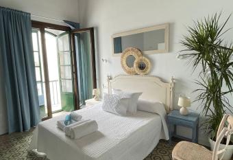 Do  a Lola Rooms allows 18 year olds to book a room