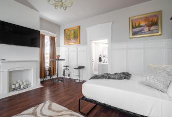 Walk/ Bike everywhere from this Historic Chic Studio allows 18 year olds to book a room