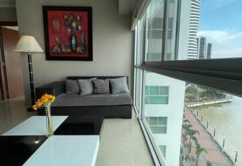 601 Dept. De lujo frente al r  o has rooms with a private hot tub