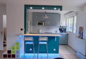 Grand appartement en face du RER A, Parking, Paris 20 mn, Disneyland 40 mn has Balcony rooms