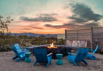 Climber's Oasis l Cowboy Pool l Hot Tub l Walk Into Park has rooms with a private hot tub