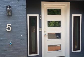 Sonsak o Unit 5 allows 18 year olds to book a room