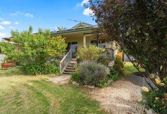 Cottage in the Vineyard - Sleeps 4, Vineyard Views allows 18 year olds to book a room