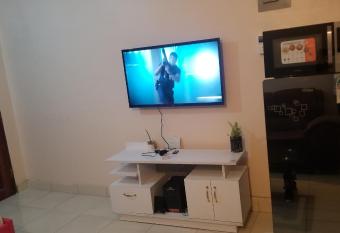 Bnb yellow house fisheries has Smoking/Balcony rooms