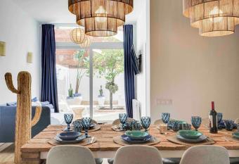 Casa Mandarina: 4 Bedrooms - 2 Terraces - Parking allows 18 year olds to book a room