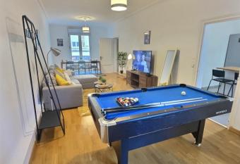 Cozy appart * Terrasse * Pleins Centre * Billard has Balcony rooms