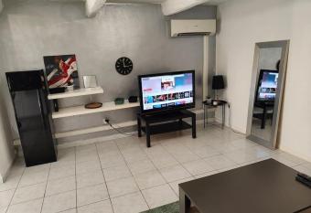 Appartement Martigues centre-ville proche plage has rooms with a private hot tub