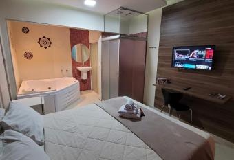 Living Hotel Vila Guilherme has rooms with a private hot tub