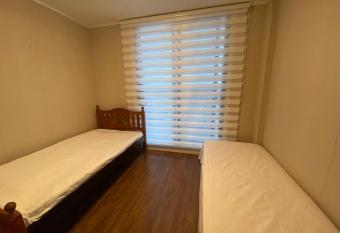 Rockdale Apartment Rooms has rooms with a private hot tub