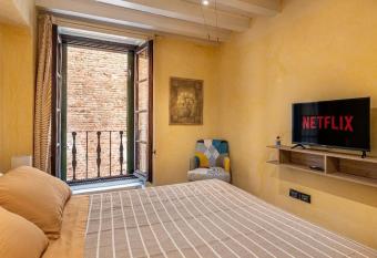 [Suite Palladio 5*- Piazza dei Signori] allows 18 year olds to book a room
