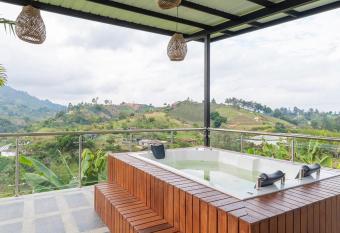 Suite Gold Alto De Sion has rooms with a private hot tub