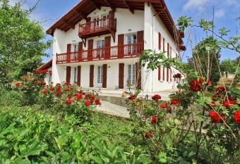 Hotel Agian allows 18 year olds to book a room