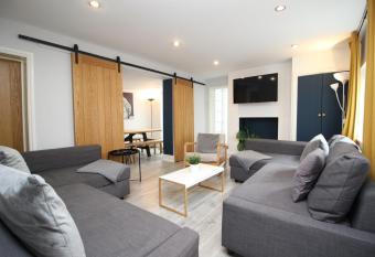 * Stylish House, Sleeps 14, Town Location, Parking * has Balcony rooms