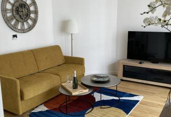 Very nice 40 m quiet in Suresnes with parking has Balcony rooms