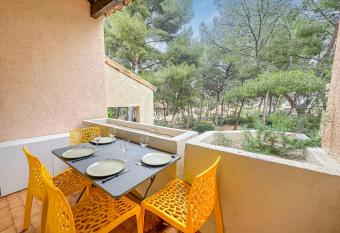 Villa Bandolaise - 10 min de la plage has Balcony rooms