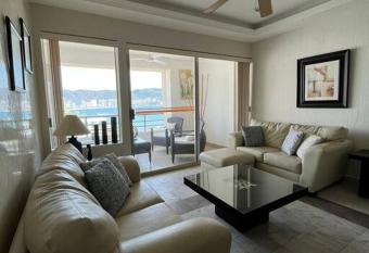 Penthouse Apartment Ocean View -Jacuzzi Privado- Torre Bugambilias has rooms with a private hot tub