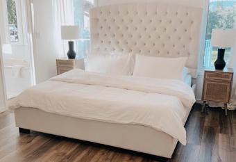 Cheerful Family Home, Amazing Location and Yard! has rooms with a private hot tub