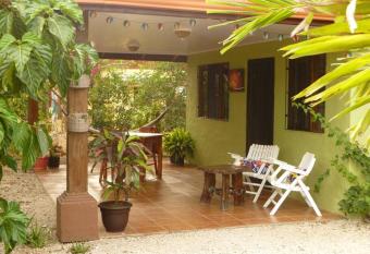 Samara-Papayas Place has Balcony rooms