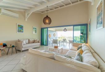 Appartement magnifique    2 minutes de la plage de Sainte Anne has Balcony rooms