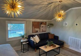 Clinton House - Guest has Balcony rooms