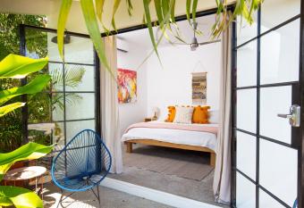 King bed, Kitchenette, Air Conditioning, Pool, Fast WiFi - Aire at Casa Calavera has Balcony rooms