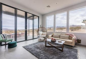 Terra Joshua Tree I Icon w Cowboy Pool at Park has rooms with a private hot tub