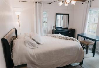 Jefferson Flat has Balcony rooms