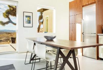 Shelter Joshua Tree l 2 houses 1 mile to Park has rooms with a private hot tub