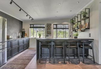 Hvoll Villa has rooms with a private hot tub