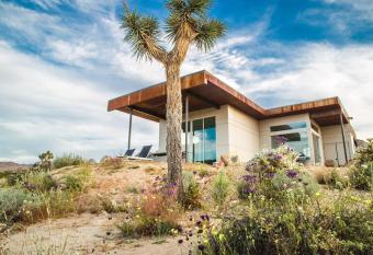 Solis Joshua Tree Urban Design Casita and Cowboy Pool has rooms with a private hot tub