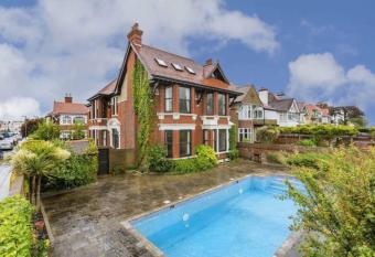 Eastern Parade Southsea sea view allows 18 year olds to book a room