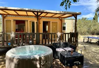 Bungalow Jacuzzi Sud de France has Balcony rooms