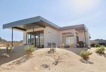Ventus Joshua Tree- Modernist Style w Pool & Tub has rooms with a private hot tub