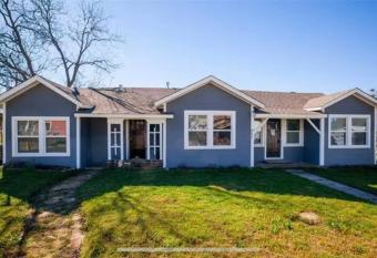 Near Trade Days and the Square has Balcony rooms