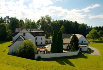 Hotel a Hostinec T  lsk   ml  n allows 18 year olds to book a room