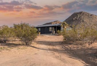 Sacred Haven l Cabin w Cowboy Pool at Park Entrance has rooms with a private hot tub