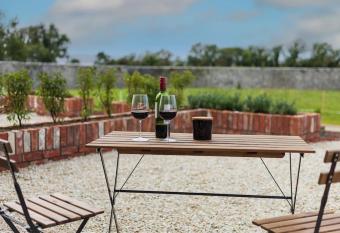  The Stables  (Tigh Johnny M  r) allows 18 year olds to book a room